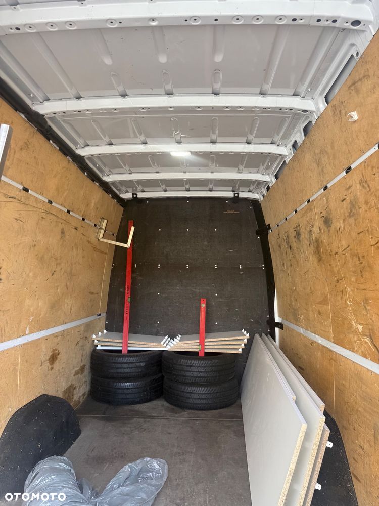 Mercedes-Benz Sprinter - 11