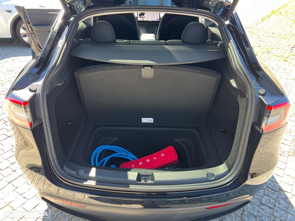 Tesla Model Y Standard — fotografia 11