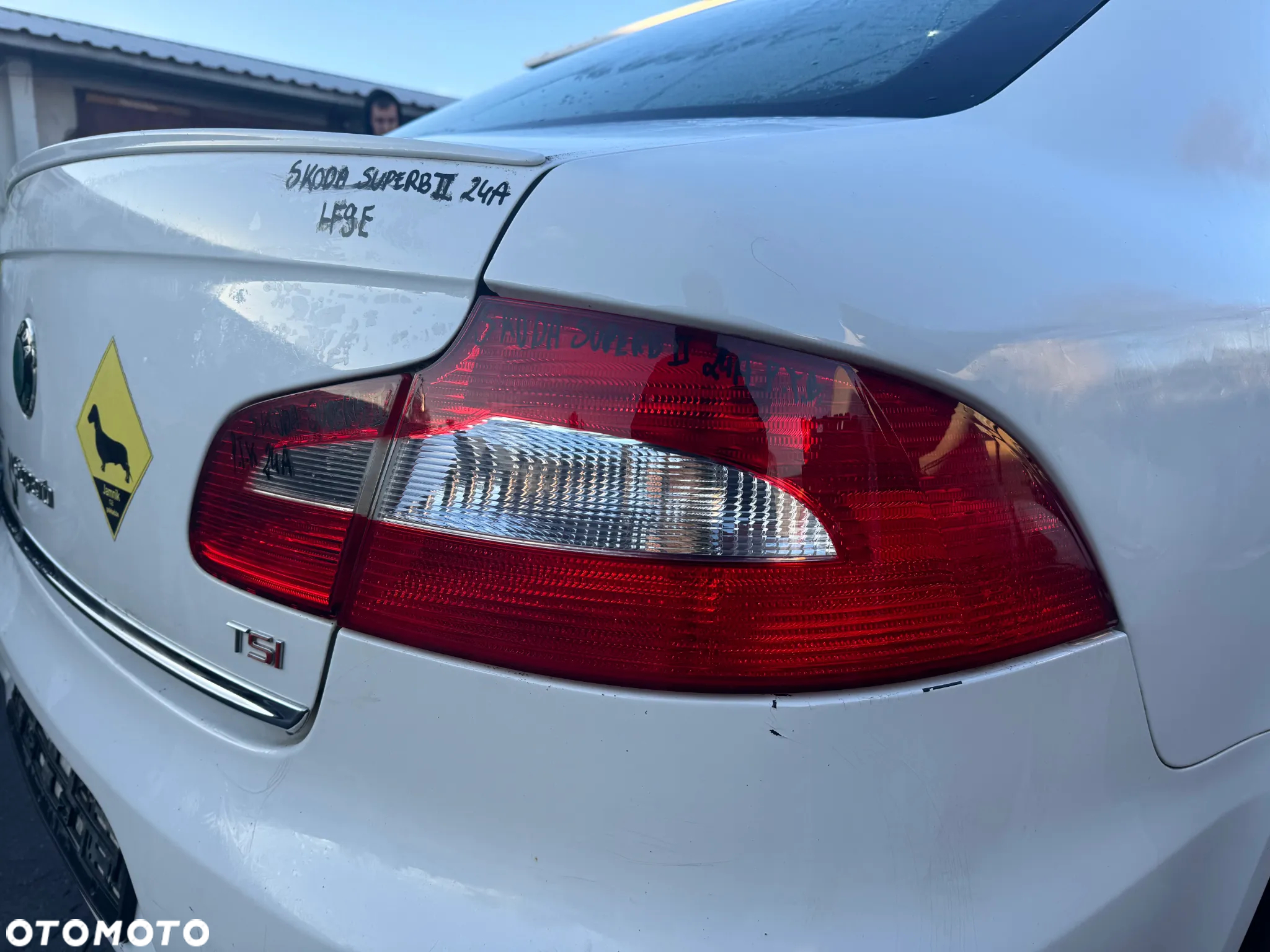 SKODA SUPERB II LAMPA PRAWA TYLNA PRAWY TYŁ Z BŁOTNIKA W BŁOTNIK - 2
