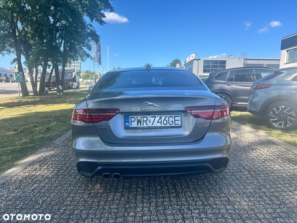 Jaguar XE 2.0 D180 R-Dynamic S - 32