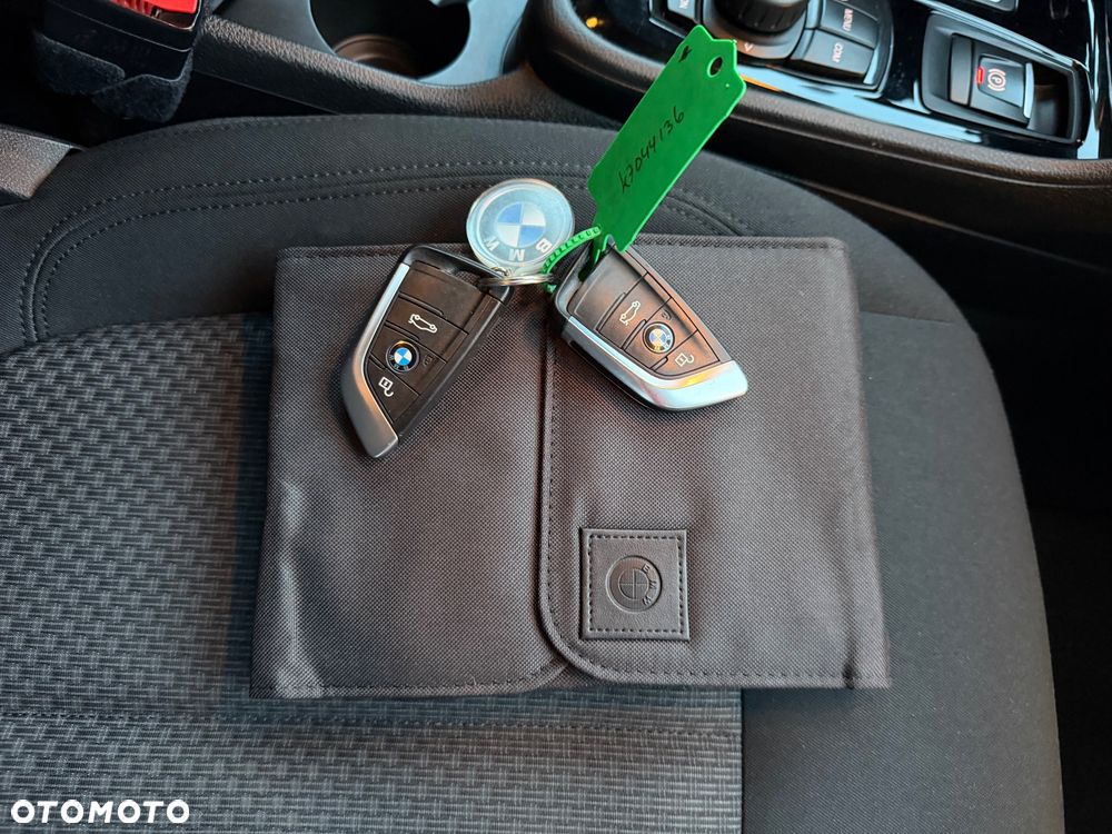 BMW Seria 2 218d - 24