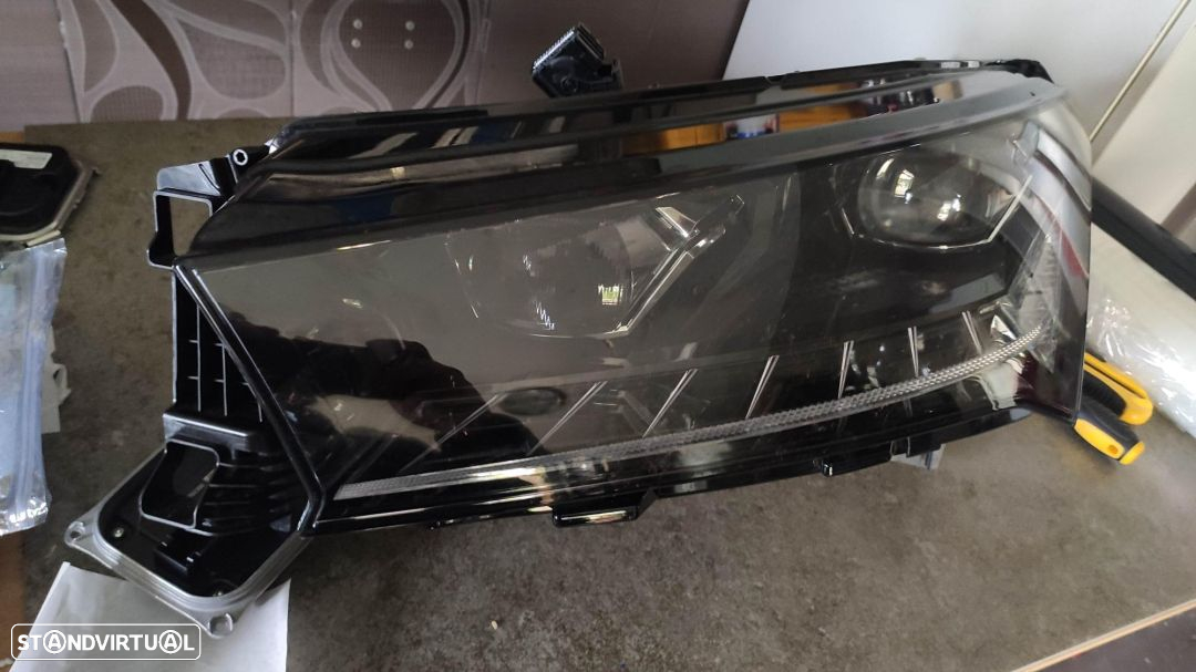 farol esquerdo Skoda Enyaq full Led - 2