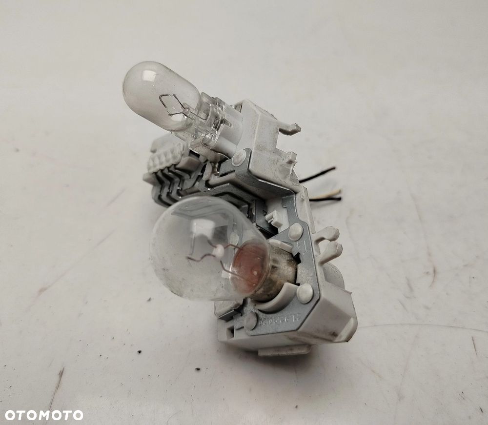 AUDI A3 8P 5D LIFT 08R- WKŁAD GNIAZDO LAMPY LEWY TYŁ W KLAPE 8P4945257C - 1
