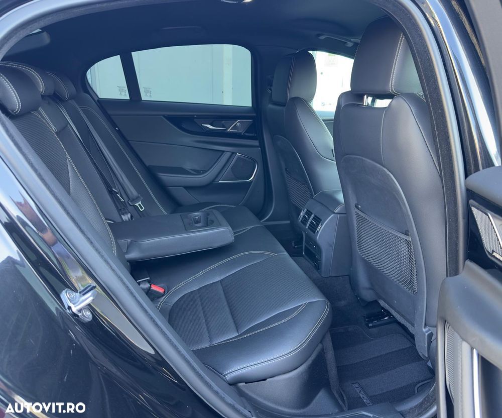 Jaguar XE P300 AWD R-Dynamic HSE - 15