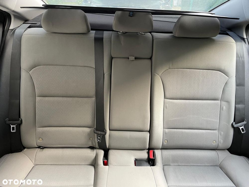 Hyundai Elantra 1.6 Comfort - 12