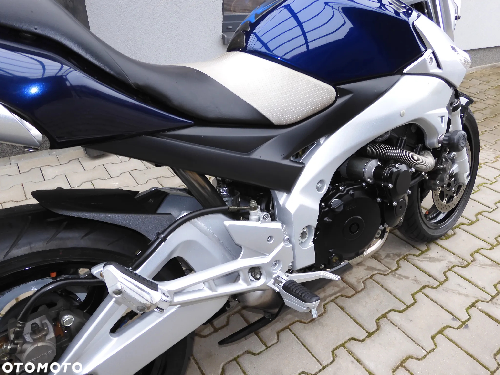Suzuki GSR - 9