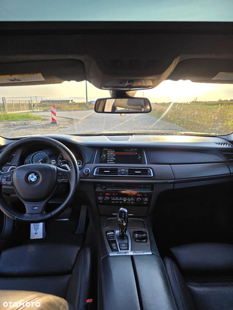 BMW Seria 7 750i - 12