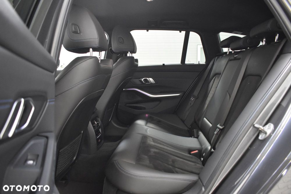 BMW Seria 3 330e M Sport - 25