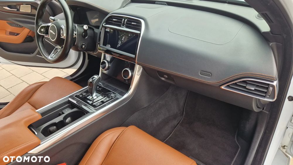 Jaguar XE 2.0 D200 mHEV R-Dynamic HSE - 18