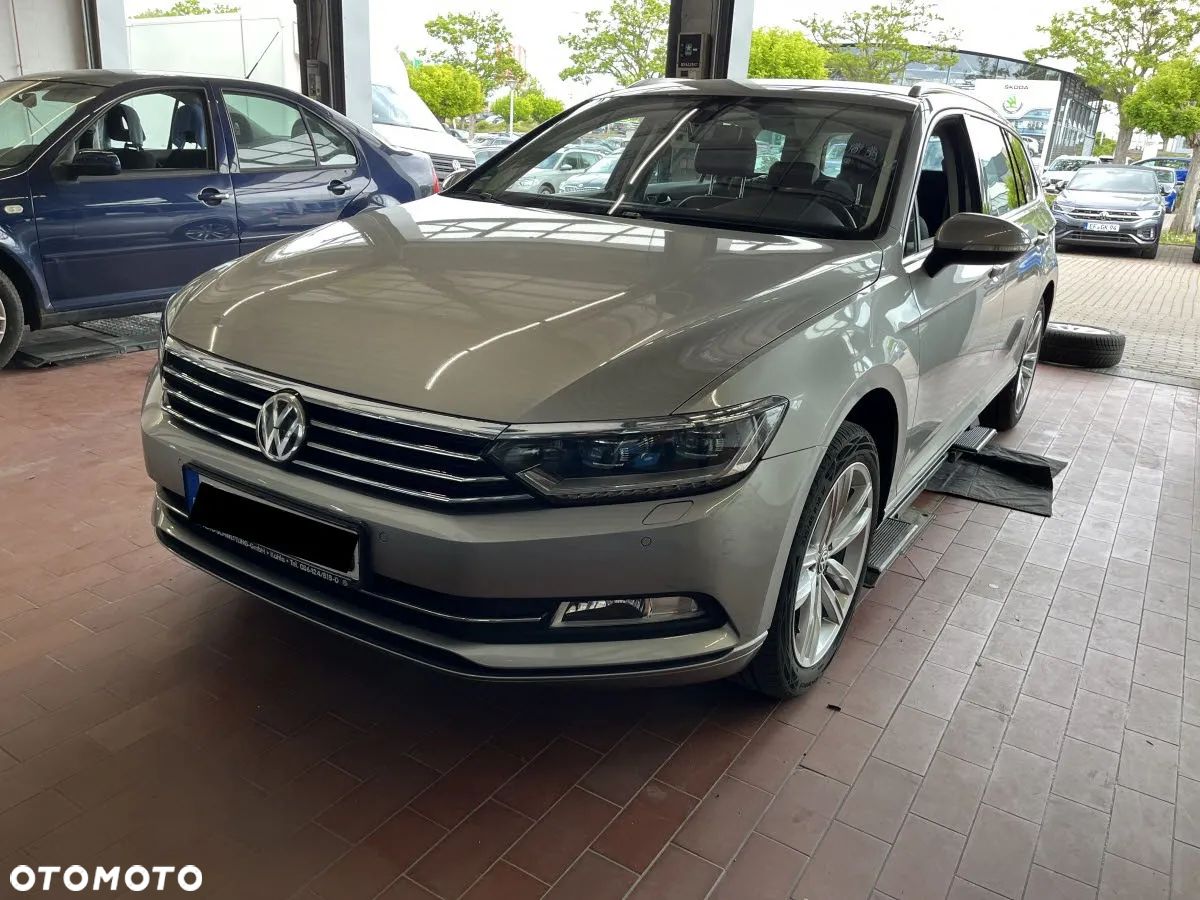Volkswagen Passat - 1
