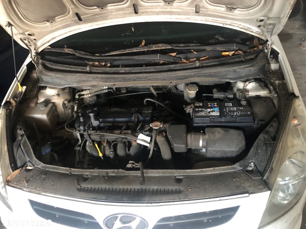 Dezmembrez Hyundai I20 alb 2010 - 6