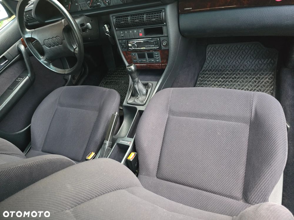 Audi 100 2.6 E - 30
