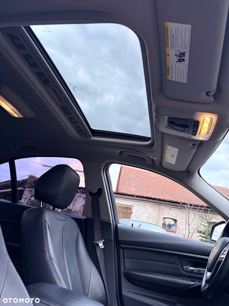 BMW Seria 3 328i xDrive Luxury Line - 11