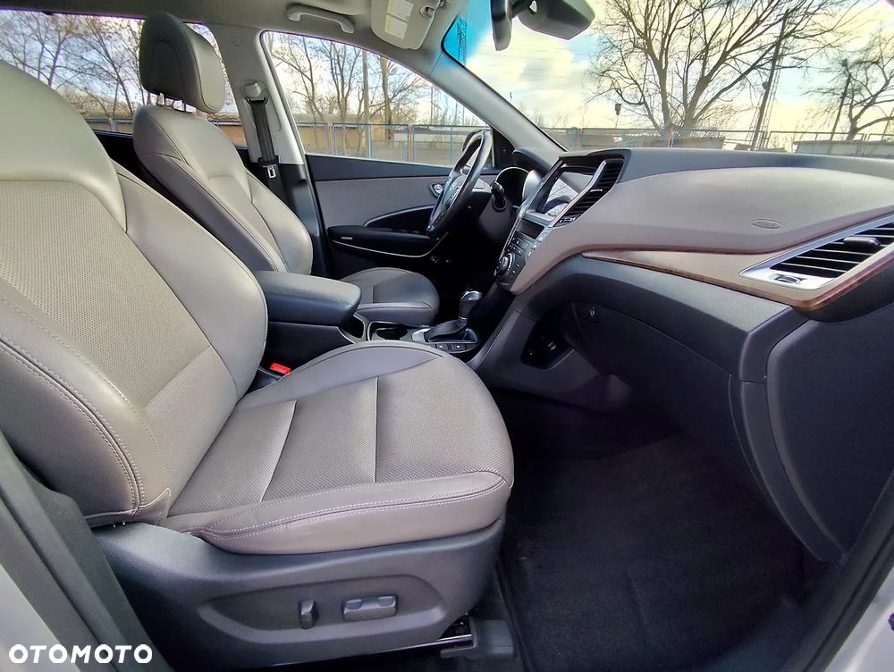 Hyundai Grand Santa Fe - 12