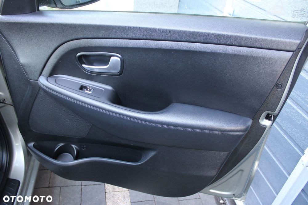 Kia Carens - 26