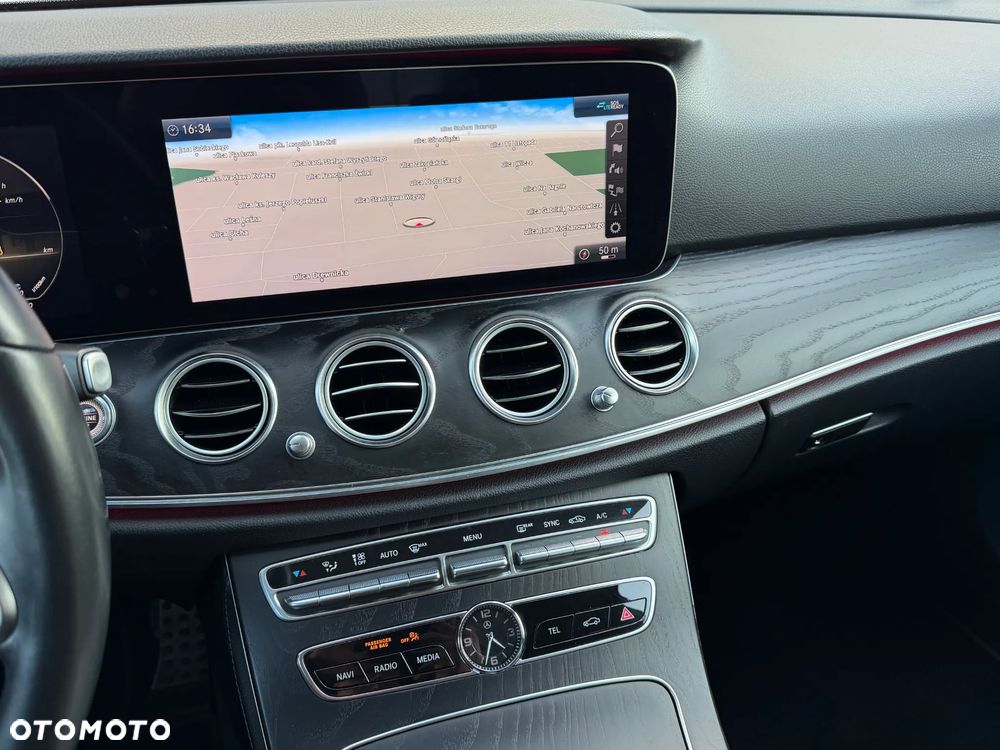 Mercedes-Benz Klasa E 220 d 4-Matic 9G-TRONIC - 13
