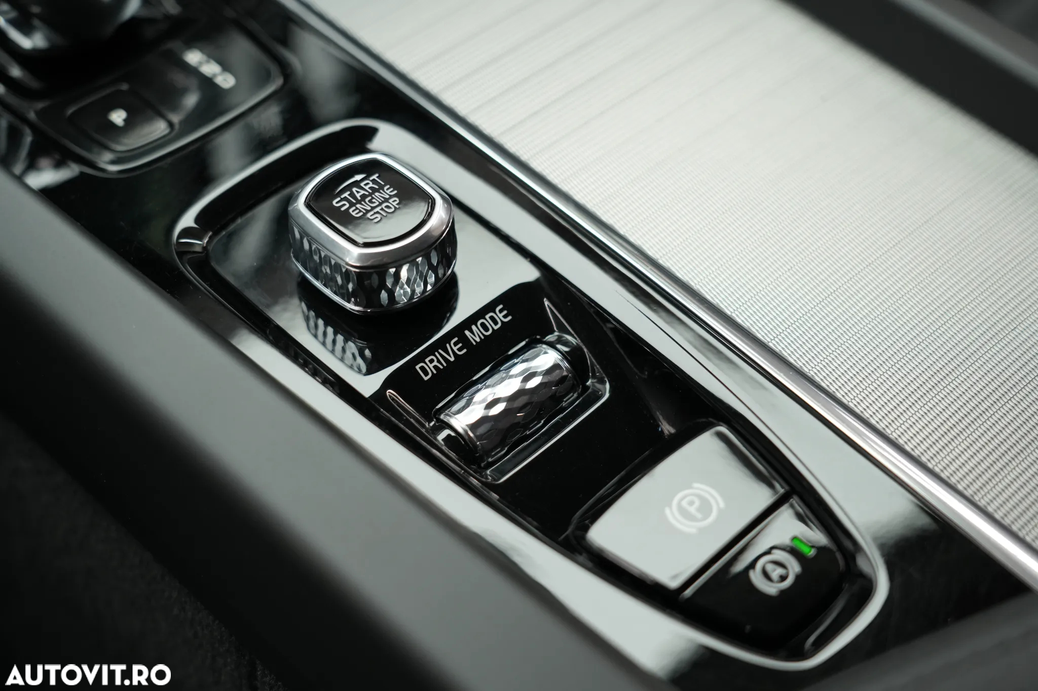 Volvo XC 60 B4 MHEV AWD Inscription - 28