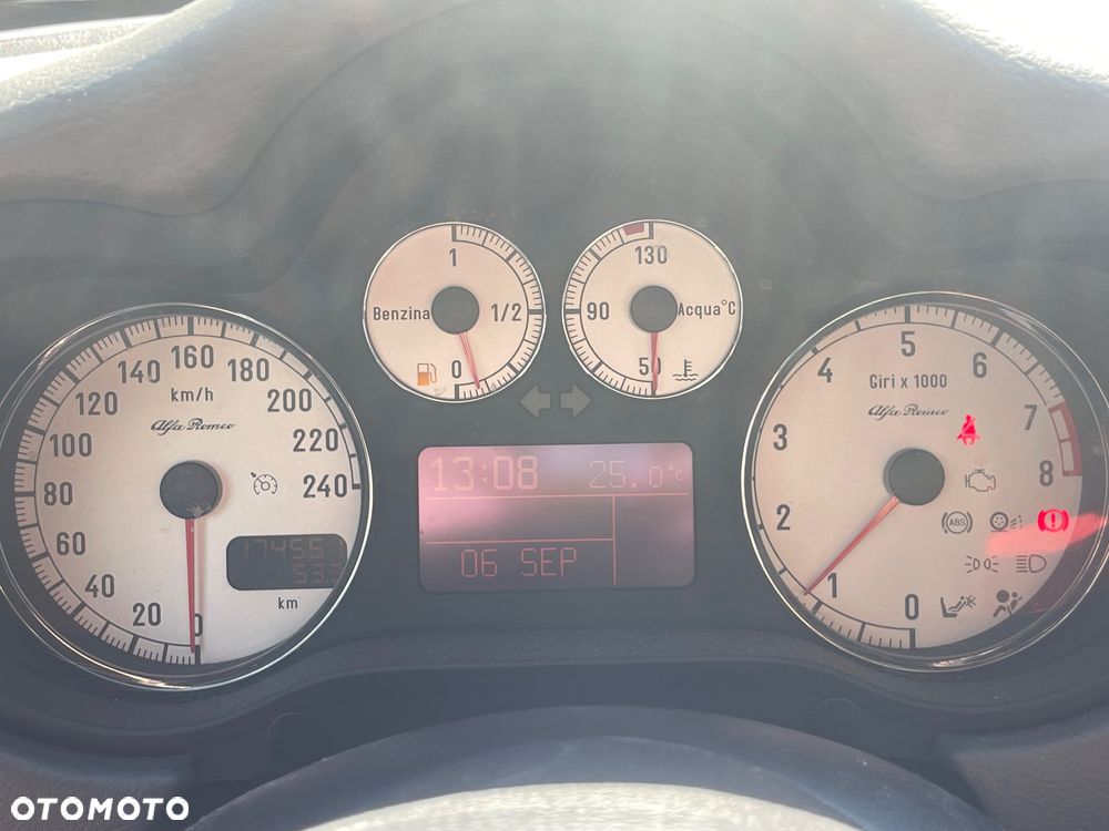 Alfa Romeo 147 1.6 T.S Distinctive - 9