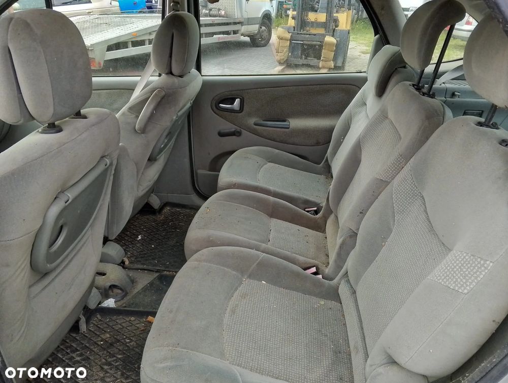 Renault Megane Scenic I FL (99-03r.) 1.9 DCI 102KM. Silnik F9Q 732 Skrzynia JC5 132 lakier MV632 – GREY BOREAL BC.Cały na części. GWARANCJA !!! Przód Tył Zestaw Komplet Drzwi Klapa Zderzak Błotnik Maska Grill Atrapa Szyba Pas Lampa Lusterko Boczki Fotel Kanapa Kokpit Deska Rozdzielcza Przełącznik Włącznik Sterownik Przewody Wiązka Instalacja Moduł Komputer Czujnik Listwa Pompa Alternator Wtryski Głowica Rozrusznik Kompresor Sprzęgło Dwumas Silnik Skrzynia ABS Klimatyzacji Paliwa Wspomagania Kolektor Turbina Przepustnica Zawór Chłodnica Koło Hak Belka Sanki Zawieszenie Mcpherson Półoś Amortyzator Wydech Tłumik Zacisk Most - 9