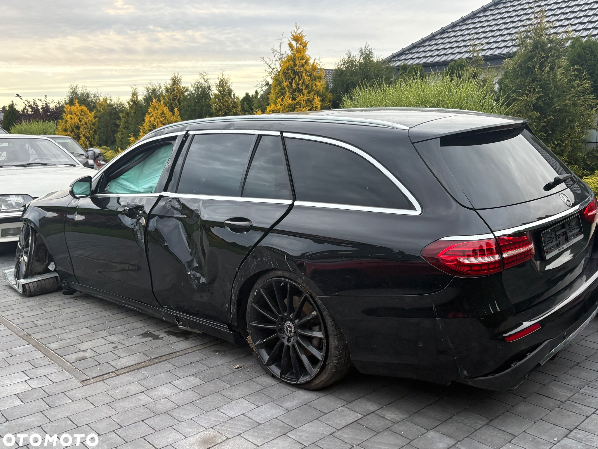 Mercedes-Benz Klasa E 400 d 4Matic T 9G-TRONIC Avantgarde - 32