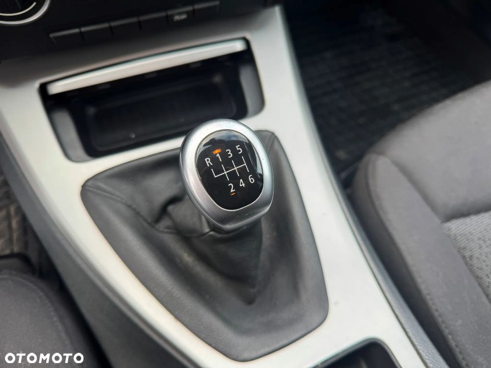 BMW Seria 3 318d DPF Edition Sport - 31