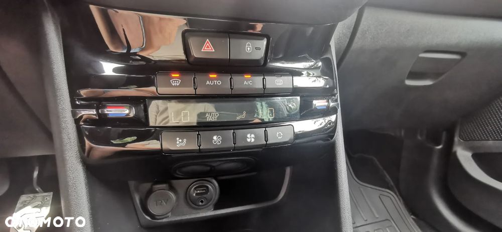 Peugeot 2008 1.2 Pure Tech Style S&S - 19