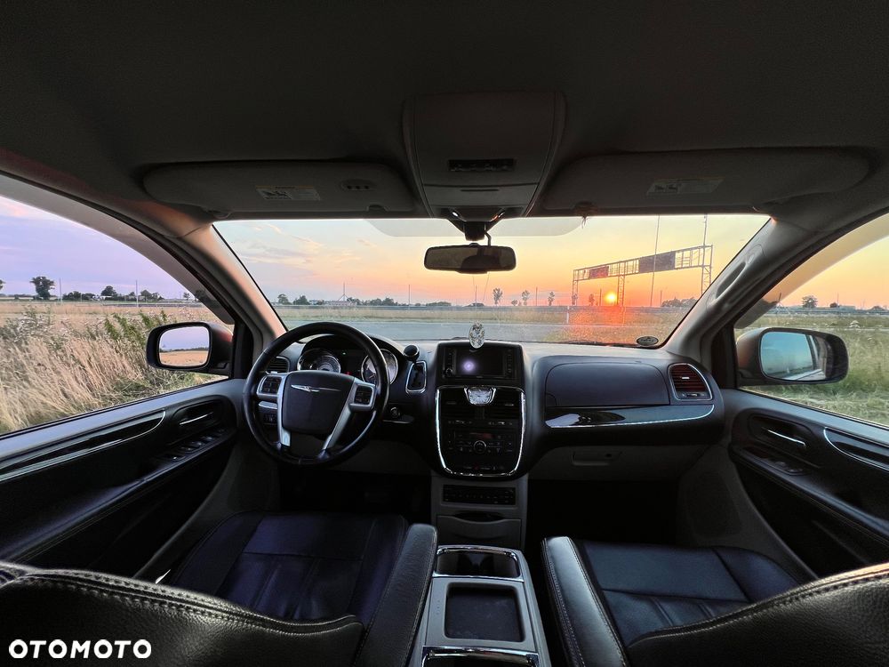 Chrysler Town & Country 3.6 Limited - 9