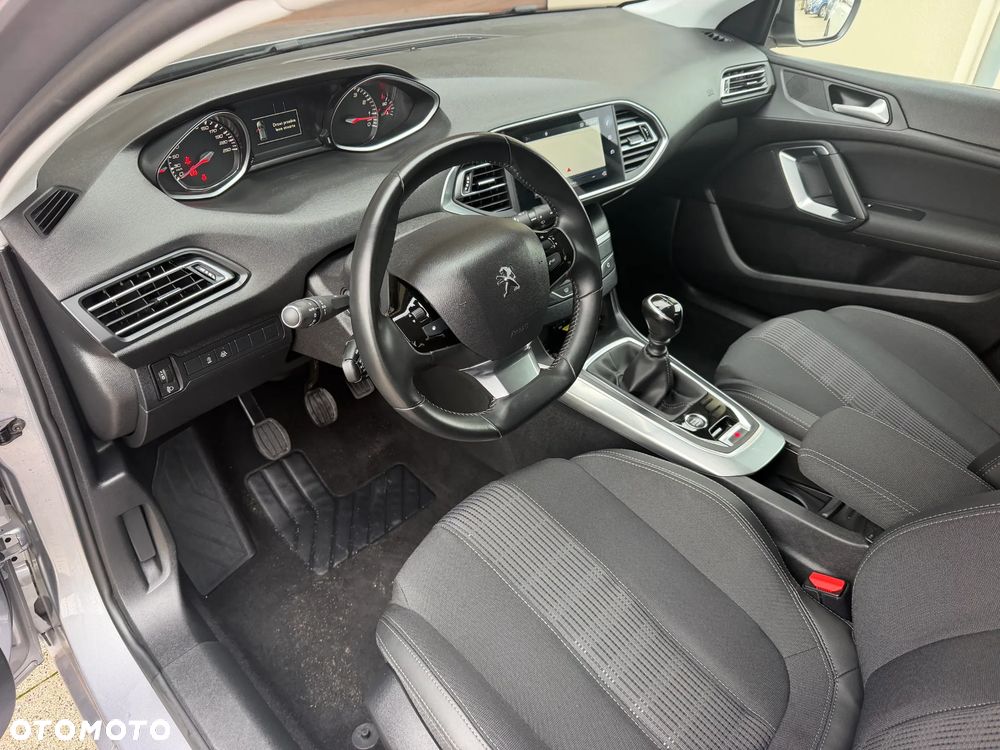 Peugeot 308 - 8