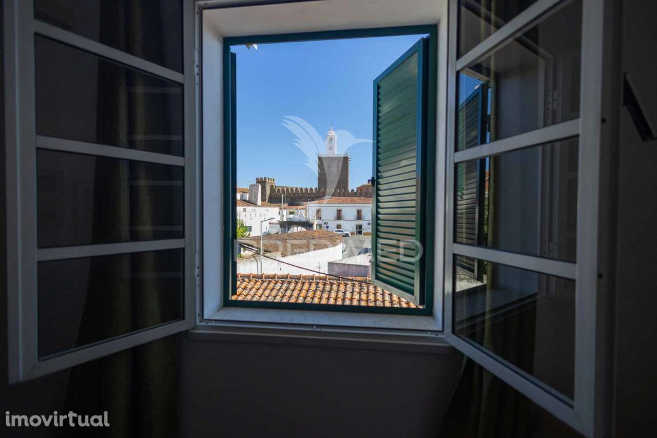 Residencial com 9 quartos, café e loja, no centro do Alandroal - Grande imagem: 4/40