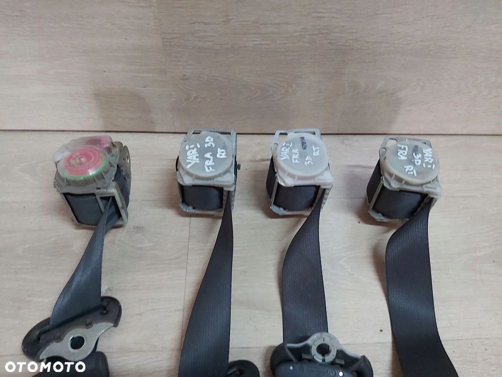 Toyota Yaris I pas bezpieczeństwa PRAWY TYŁ 3D 99-02 r - 4