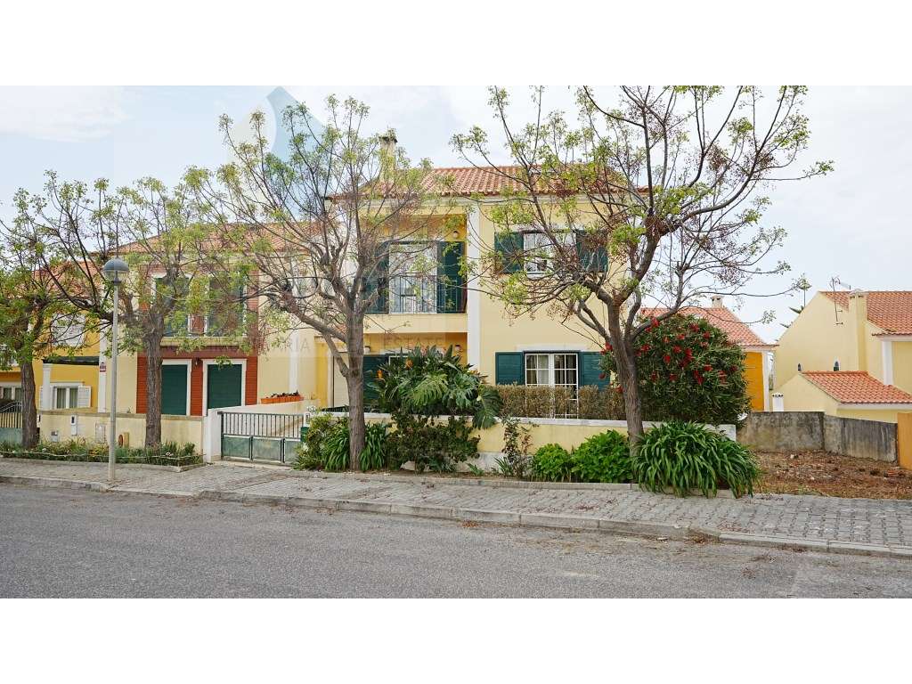 Moradia T3 localizada em São Pedro da Cadeira com jardim - Grande imagem: 2/35