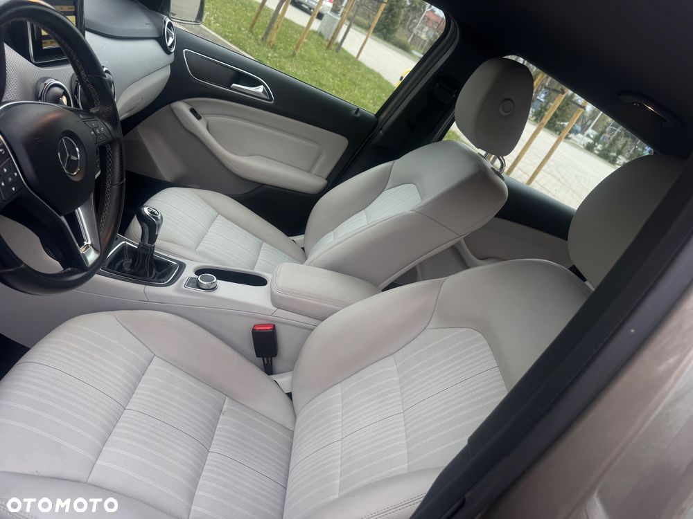 Mercedes-Benz Klasa B 180 BlueEFFICIENCY Edition Style - 25