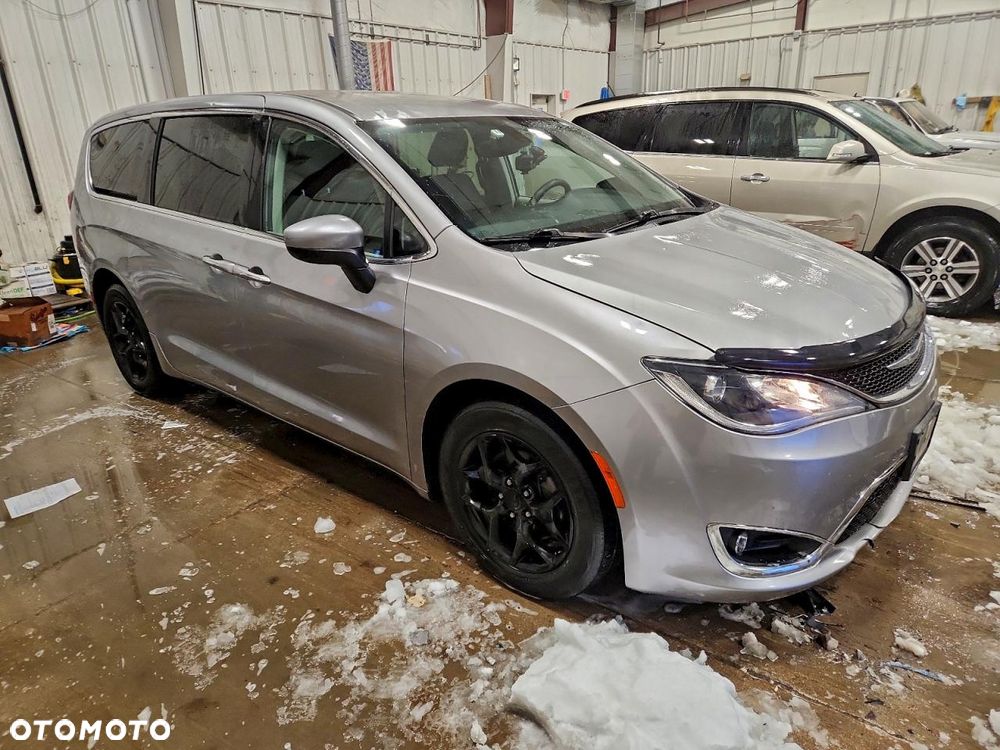 Chrysler Pacifica - 2
