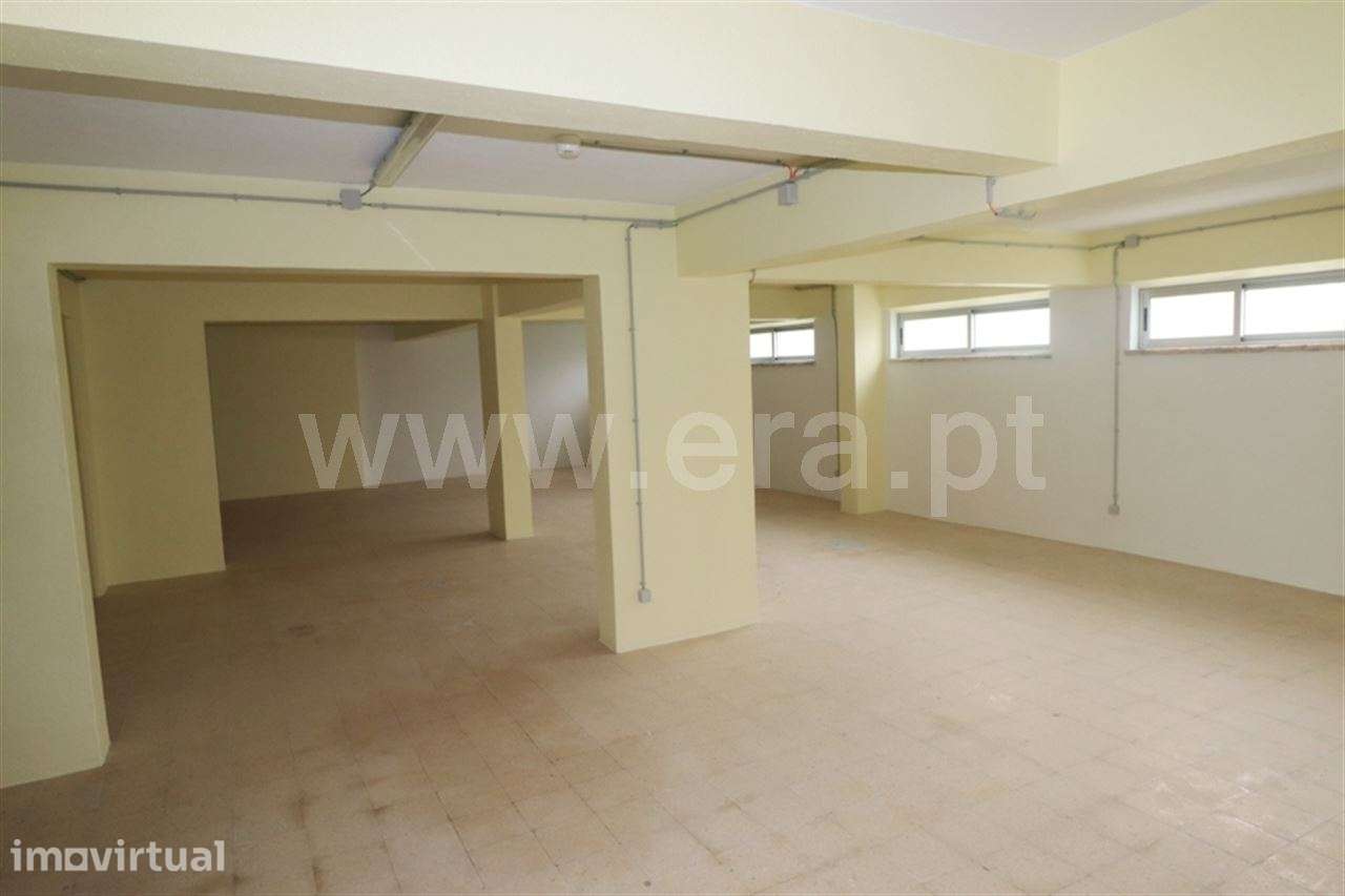 Armazem 180m2; Arrentela, Paio Pires - Grande imagem: 3/13