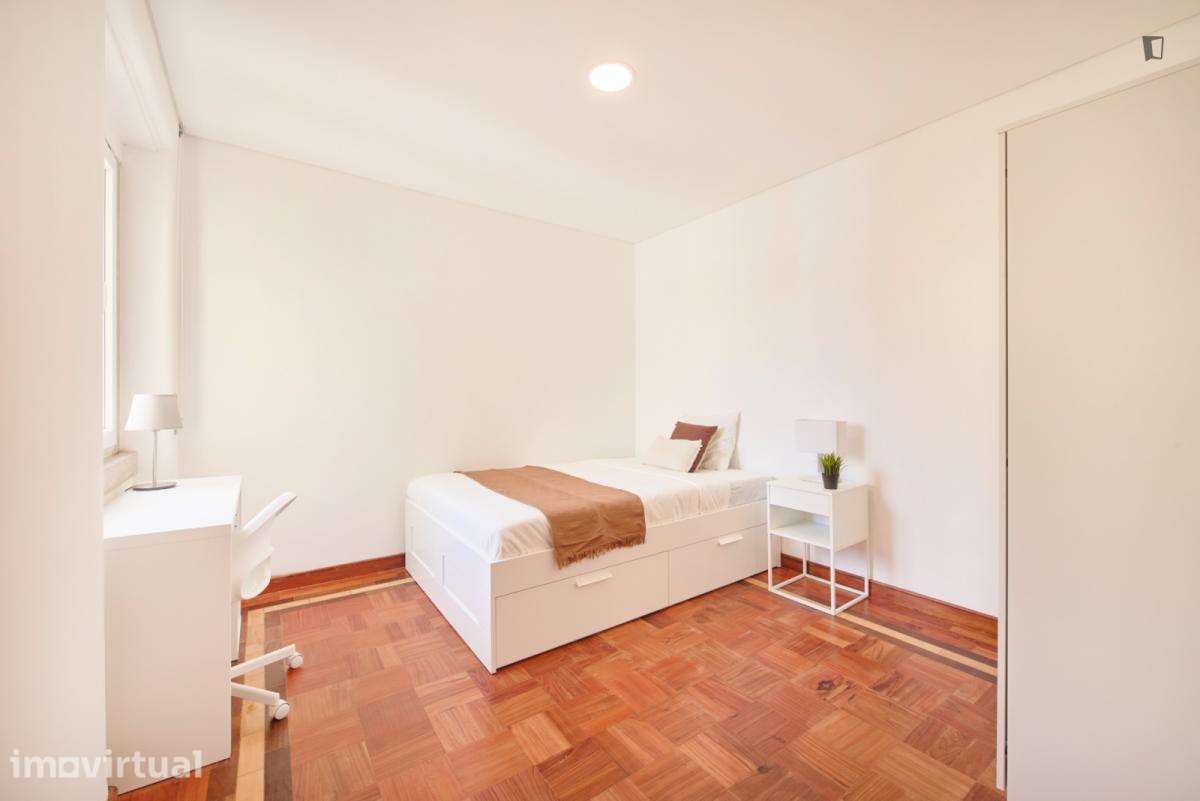 Quarto - localizado em São Sebastião Lisbon - Grande imagem: 3/38