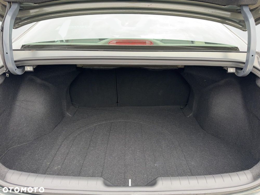 Hyundai Elantra - 12