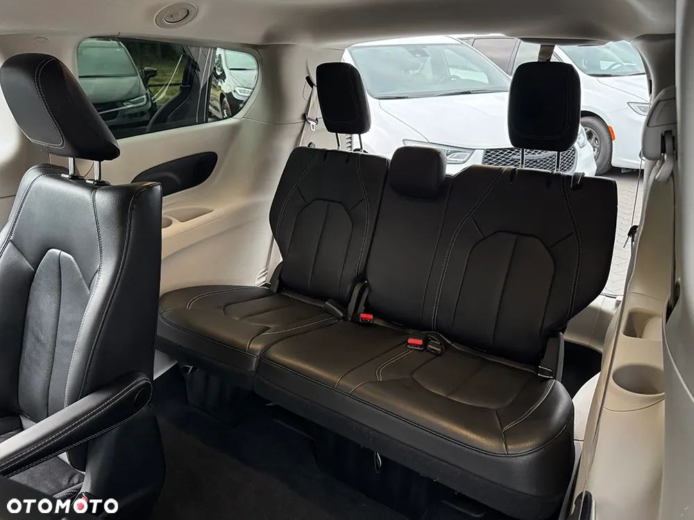 Chrysler Pacifica - 21