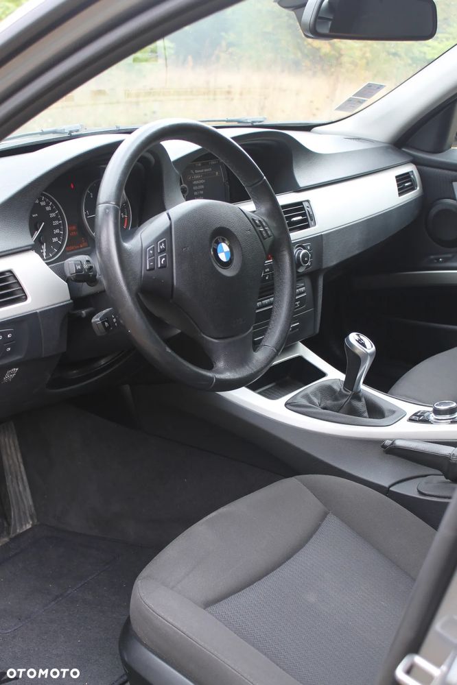 BMW Seria 3 318d DPF Touring Edition Exclusive - 9