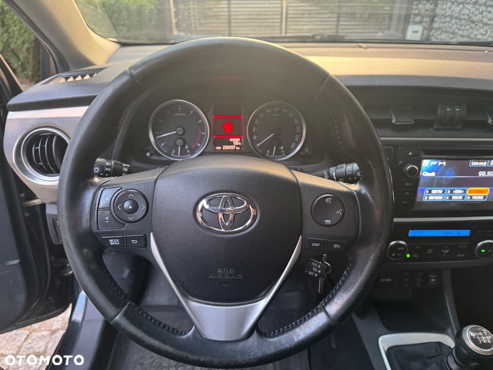Toyota Auris 1.6 Premium + - 18