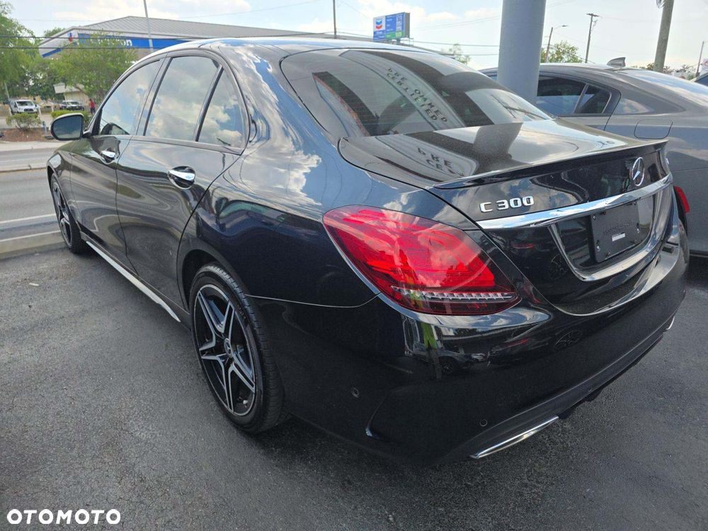 Mercedes-Benz Klasa C 300 9G-TRONIC AMG Line - 3