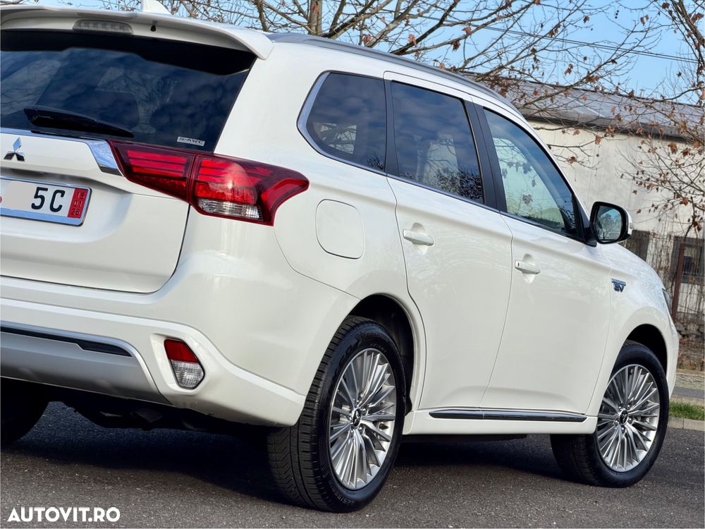 Mitsubishi Outlander 2.4 4WD Plug-In Hybrid - 29