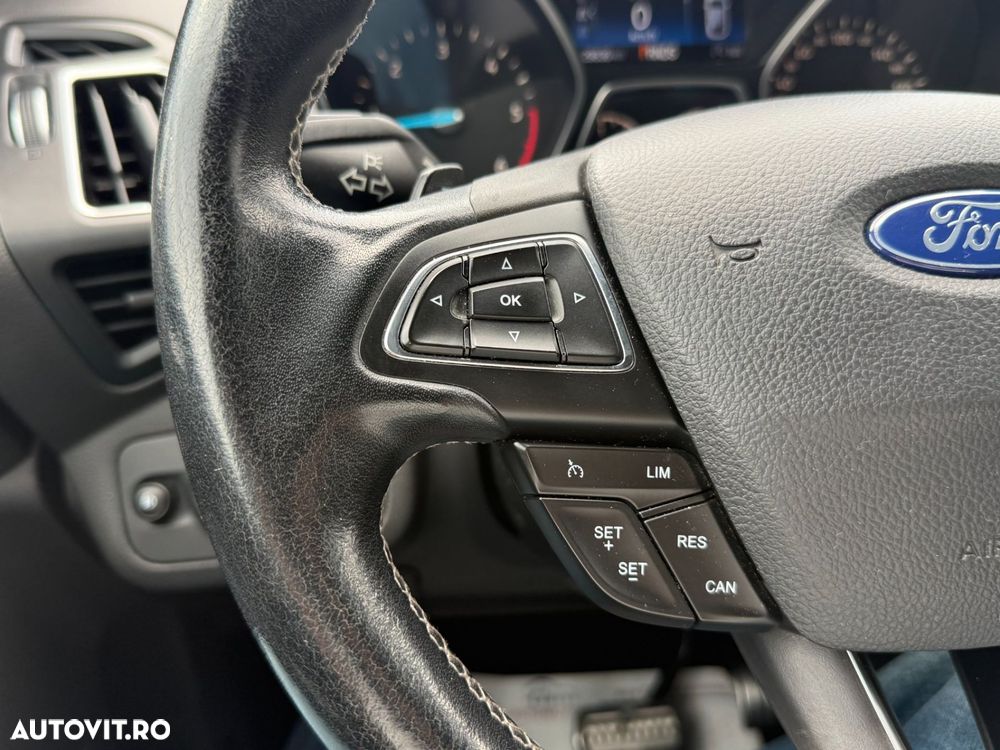 Ford Kuga 2.0 TDCi 4WD Powershift ST-Line - 41