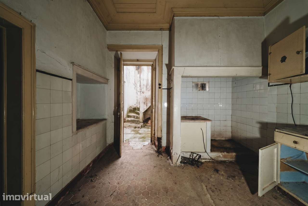 Moradia, para reconstrução, no centro de Minde - Grande imagem: 4/16