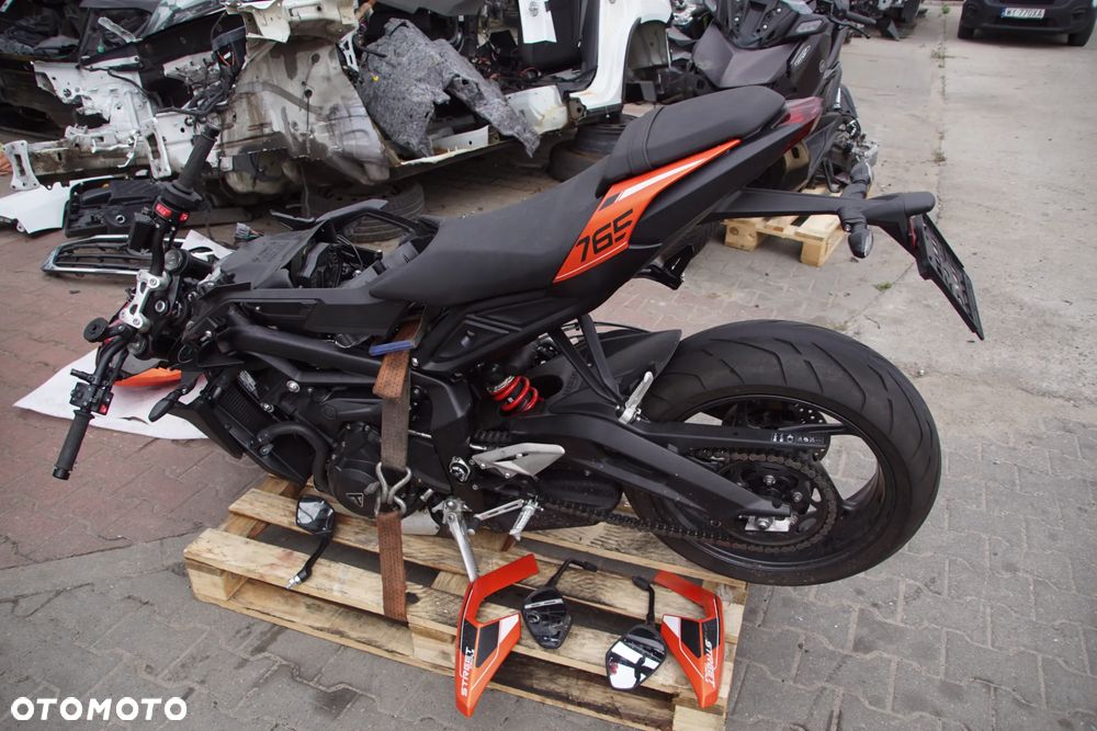 Motocykl na części 692106889 Triumph Street Triple 765 R 88kw 2025 silnik głowica blok silnika pokrywa zaworów pokrywa sprzęgła pokrywa alternatora miska olejowa wał korbowy korbowody tłoki cylindry wałki rozrządu łańcuch rozrządu napinacz rozrządu zawory sprzęgło kosz sprzęgłowy tarcze sprzęgłowe skrzynia biegów rozrusznik alternator stator pompa oleju pompa wody termostat chłodnica wentylator chłodnicy zbiorniczek wyrównawczy przepustnice listwa wtryskowa wtryskiwacze cewki zapłonowe airbox filtr powietrza pompa paliwa zbiornik paliwa korek paliwa kolektor wydechowy tłumik katalizator sondy lambda rama subframe wahacz amortyzator tylny lagi golenie półka górna półka dolna kierownica manetki przełączniki kierownicy klamka sprzęgła klamka hamulca pompa hamulcowa przednia pompa hamulcowa tylna przewody hamulcowe zaciski przednie zacisk tylny tarcze hamulcowe pompa ABS moduł ABS czujniki ABS felga przednia felga tylna koło przednie koło tylne oś przednia oś tylna piasta zabierak zębatka przednia zębatka tylna łańcuch napędowy napinacze łańcucha ślizg łańcucha osłona łańcucha quickshifter czujnik quickshiftera cięgno quickshiftera dźwignia zmiany biegów set lewy set prawy podnóżki kierowcy podnóżki pasażera dźwignia hamulca tylnego stopka boczna czujnik stopki lampa przednia lampa tylna kierunkowskazy licznik wyświetlacz sterownik ECU immobilizer stacyjka kluczyk wiązka elektryczna skrzynka bezpieczników regulator napięcia przekaźniki czujnik położenia wału czujnik biegu czujnik temperatury siedzenie kierowcy siedzenie pasażera zadupek boczki plastiki owiewki osłony zbiornika osłona chłodnicy błotnik przedni błotnik tylny nadkole uchwyt tablicy rejestracyjnej lusterko lewe lusterko prawe klakson linka sprzęgła przewody paliwowe przewody chłodnicze wsporniki uchwyty mocowania tuleje gumy śruby - 20