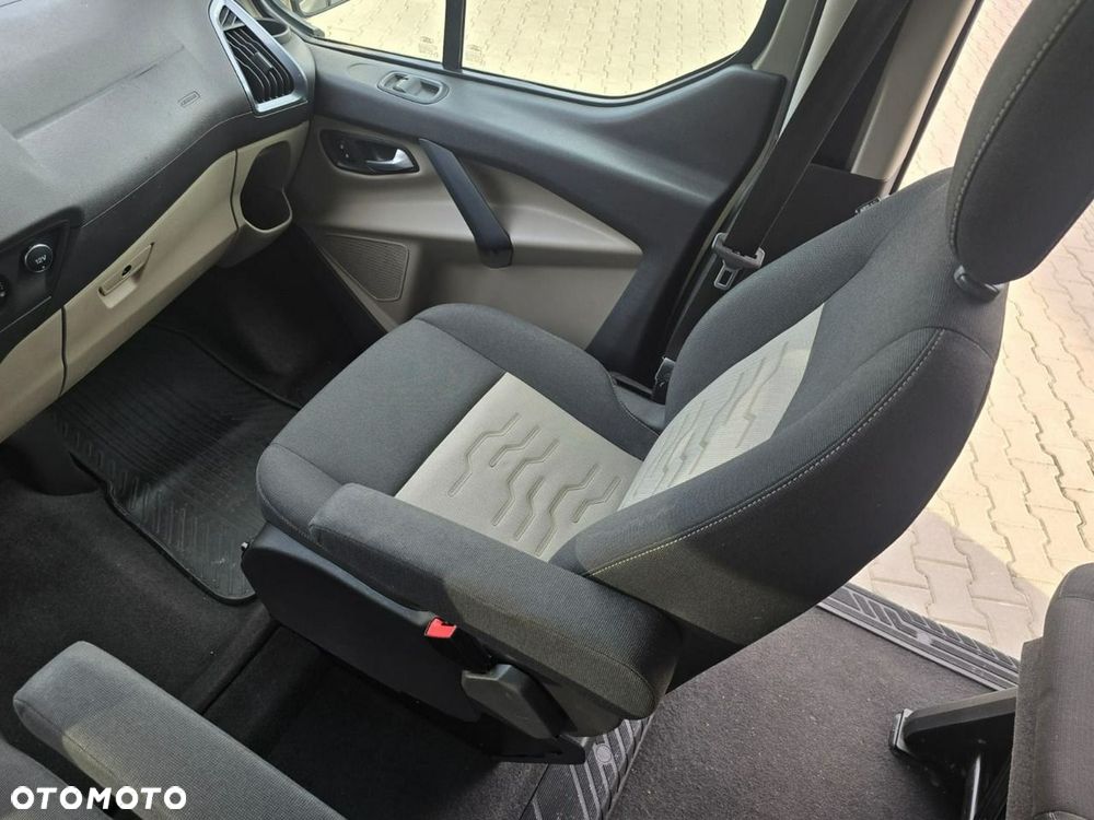 Ford Tourneo Custom - 23