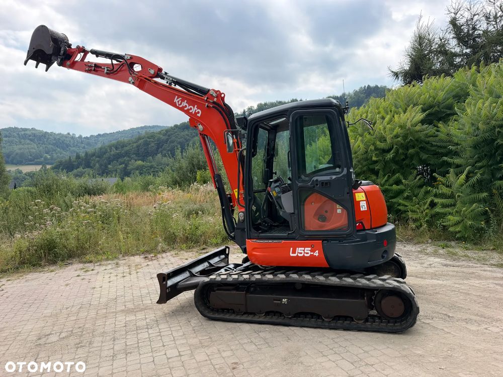 Kubota U55-4. koparka Gąsienicowa 5,5 tony. 2016 rok. 3700 mtg! KLIMATYZACJA. Długie ramie plus! 3sekcje Hydrauliczne. zamki na tłokach. Koparka Jak nówka sztuka. Zadbana zero zużycia. Z gospodarstwa Norweskiego. Zmiana łyżek Hydrauliczna. LENHOFF. Ani deka luzów wycieków. Szybka wolna jazda. Gąski perfekt stan. OKAZJA TANIO. Aktualna Dekra. Po serwisach eksploatacyjnych. Mocny silnik Kubota 4 cylindry! Zamki na tłokach. Nagłośnienie Wielka Okazja - 3