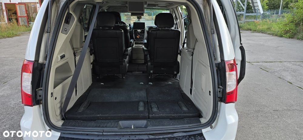 Chrysler Town & Country 3.6 Limited - 13
