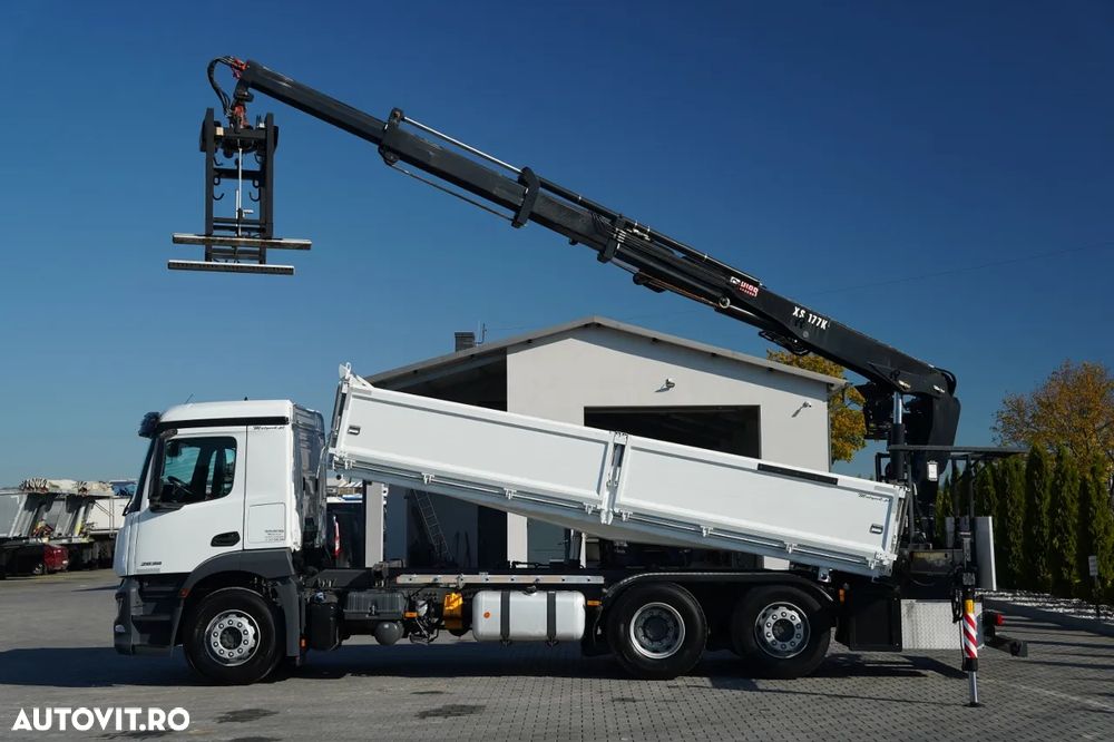 Mercedes-Benz AROCS 2536 / 6x2 / BASCULABILĂ PE 3 PĂRȚI - 6,6 M / MACARAUA HIAB 177 K PRO / CAPACITATE MAX. DE RIDICARE: 4.100 KG / RAZĂ MAX. DE ACȚIUNE: 11,0 M / ROTATOR / TELECOMANDĂ / TRANSMISIE AUTOMATĂ - 4