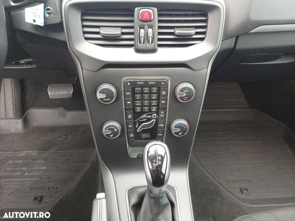 Volvo V40 D3 Aut. Momentum - 14