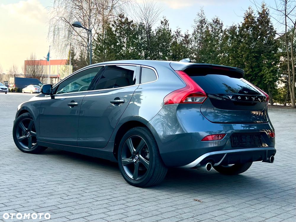 Volvo V40 D3 R Design - 4